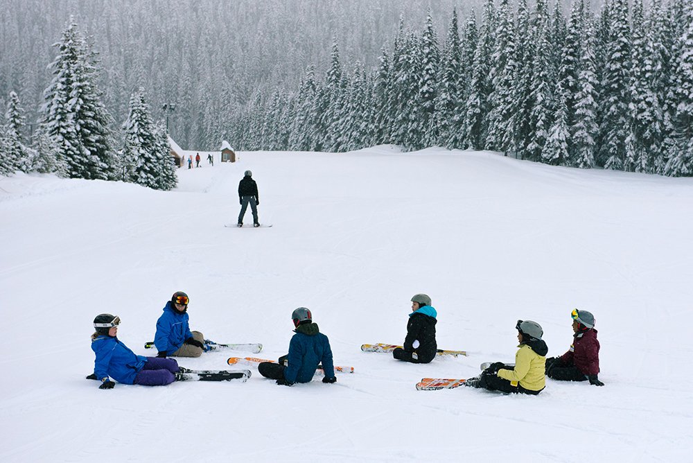 Group of kids learning how to ski